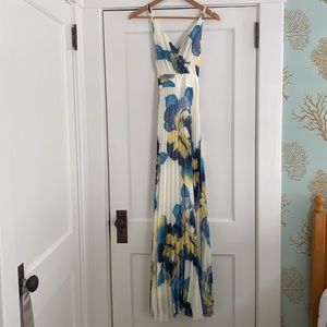 NWOT Pleated Flower maxi dress